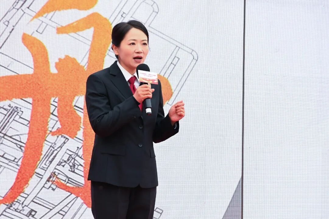 把法治讲堂设在矿山湖畔｜佛山三水「蓝眼泪」这场宣讲，主持人常安如何用四个篇章串起150人的现场