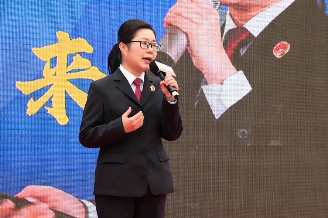 王文婷在舞台上讲述法治如何照亮迷途中的归路