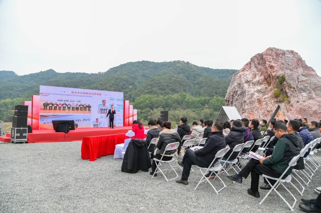 常安在矿山湖边串场，把会场设在山水之间的开阔地上