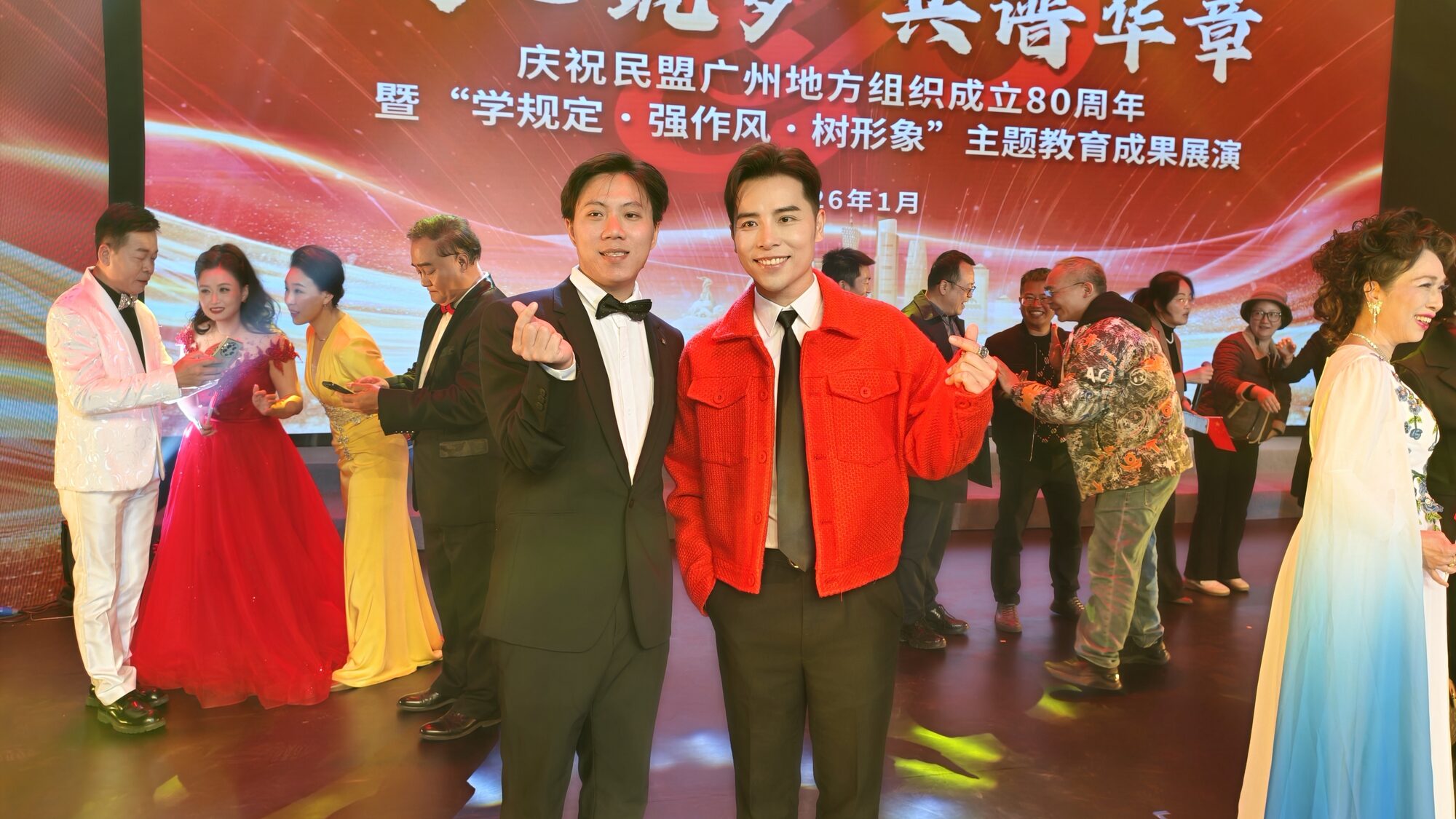 常安(红衣)与参演盟员艺术家们在成果展演现场