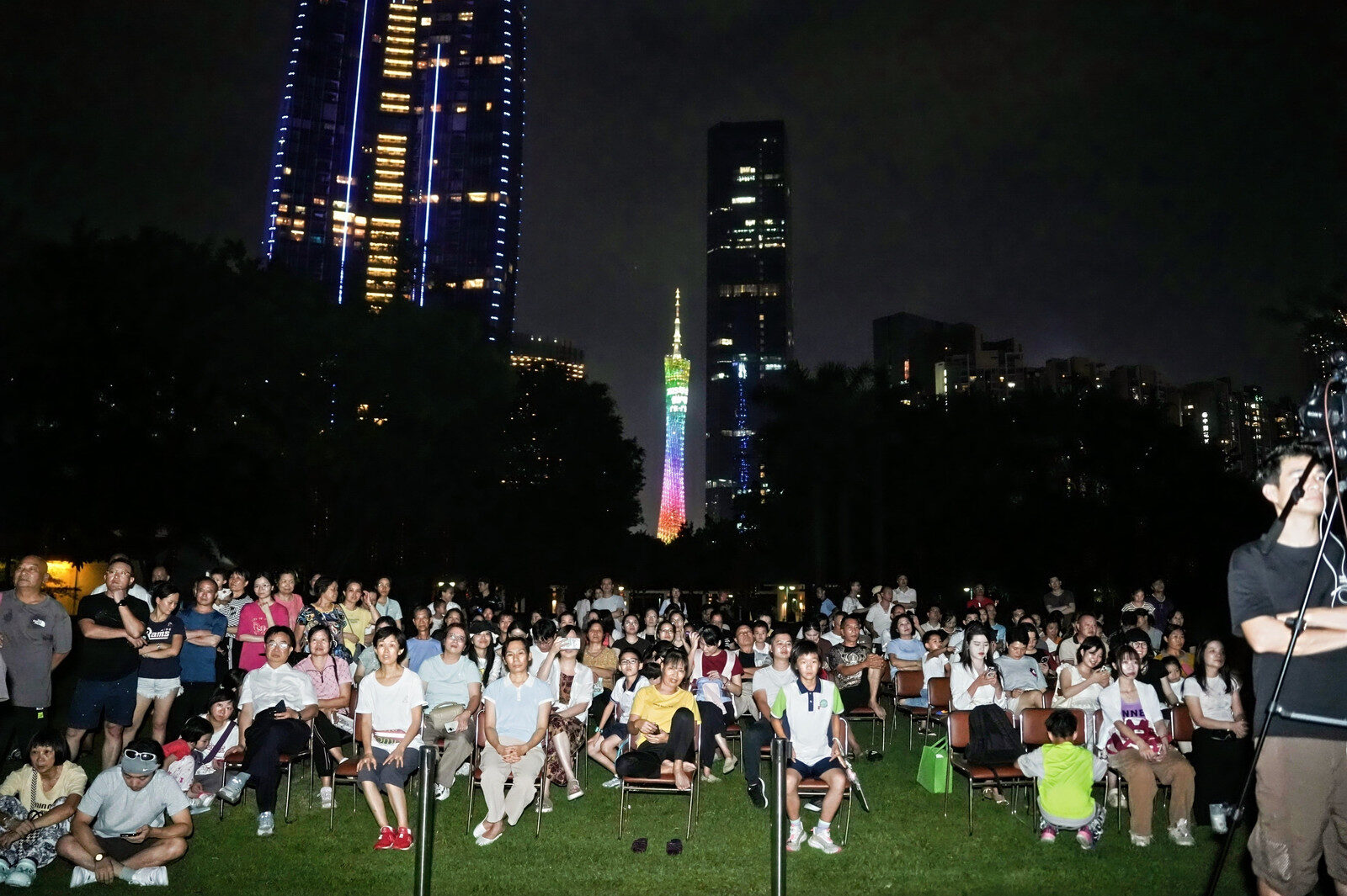 市民游客席地而坐，广州塔灯光入画，城央草坪上的公共文化之夜（常安工作室媒体库「珠江公园音乐会」）