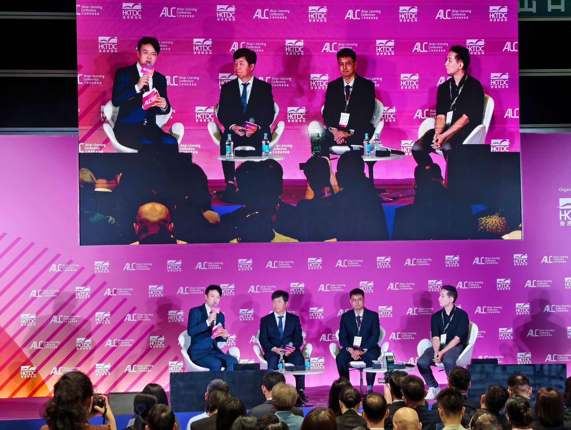 2025年亚洲授权业会议圆桌对谈环节（当年主视觉为粉色系）