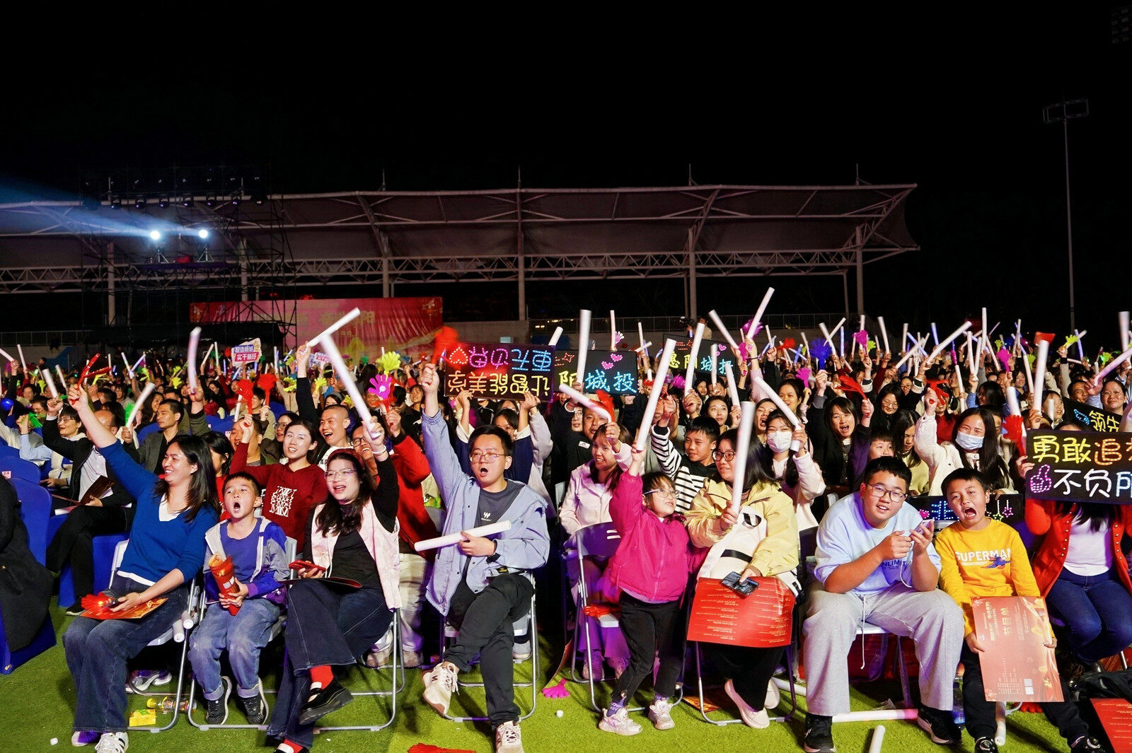 现场数千名市民共同倒数,场下互动与台上表演实时同频