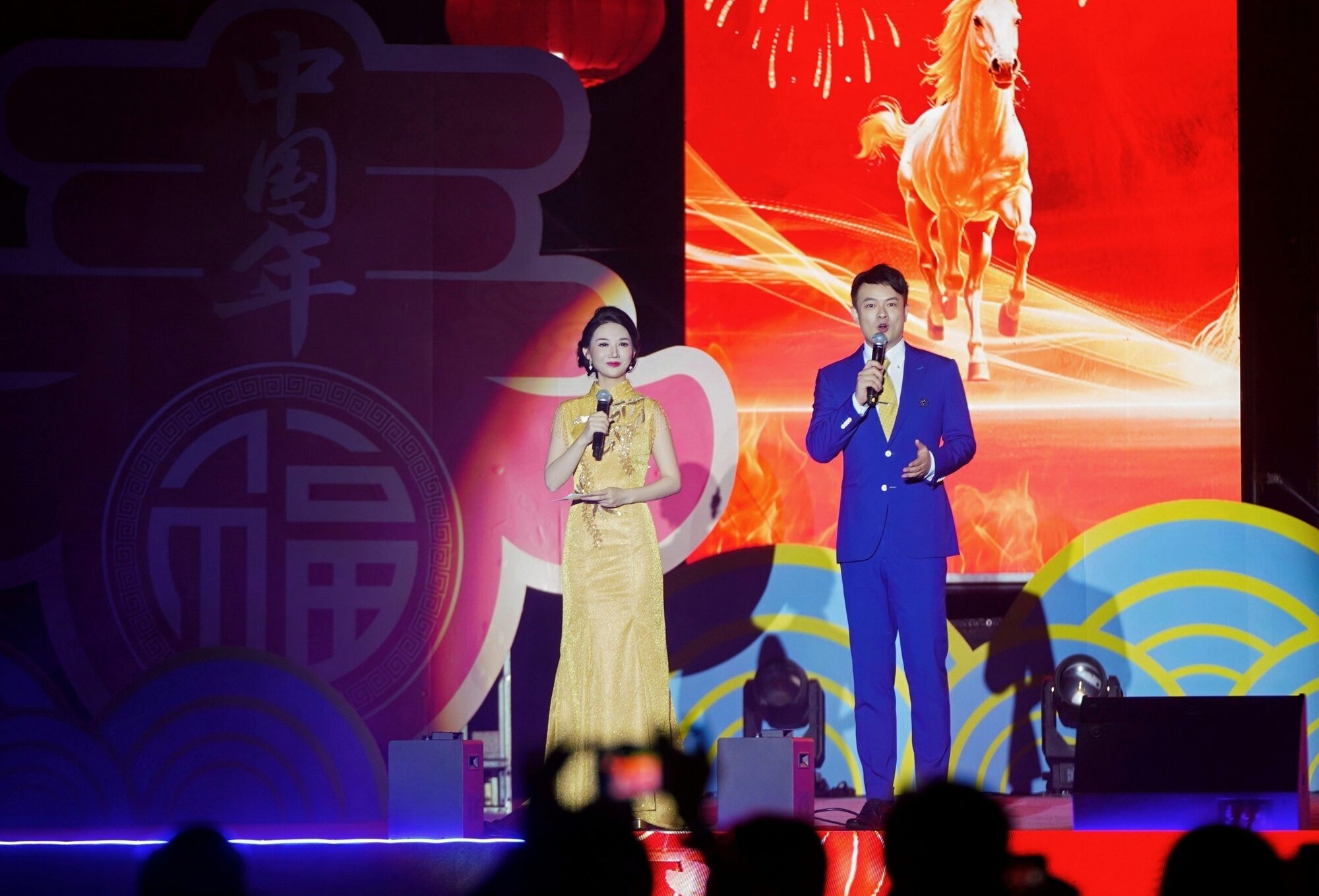 双主持同台,一个稳、一个动,撑住整场晚会的节奏