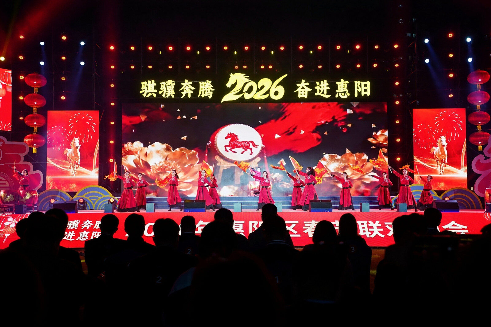 晚会在歌舞《不舍昼夜》的动人旋律中圆满落下帷幕