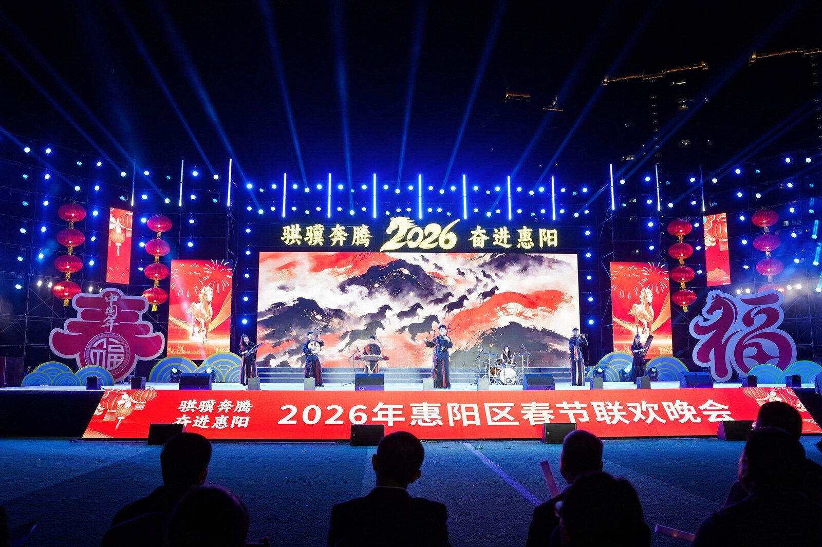 器乐合奏《赛马》以中西合璧的跨界演绎,奏响一往无前的奋进强音