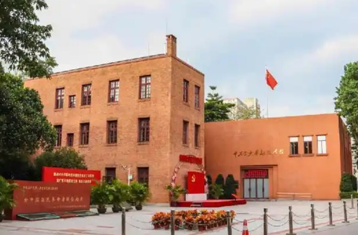 中共三大会址纪念馆正门与红砖主楼：门头为馆名题字，门前设党旗雕塑与主题宣传墙（中共三大会址纪念馆实地照片）