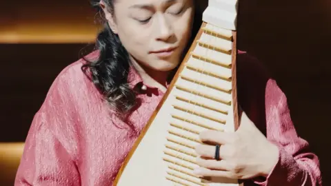 “重返了故乡，梨花又开放。”小时候听，以为那是妈妈在的地方；长大后懂，那是血脉来处，是必须完整的方向。一弯浅浅的海峡，隔不断梨花的香。