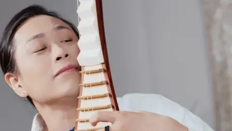 清秋赴音，《山有水兮》。山有灵，水有声，两弦相逢，寄意秋风。#俞冰国风#中国当代杰出琵琶演奏家#吴欢无不欢#知名歌手#词曲作家#新生代音乐制作人#吴俞伦比