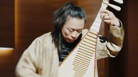 我们用钢琴与琵琶，替你说出那句永远说不出口的话：“我在等他。哪怕他永远不会回来。”