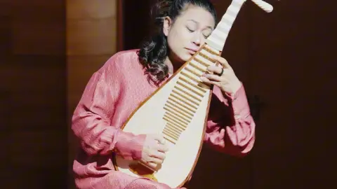 小时候，爬不上梨花树的枝桠，是妈妈把我举过头顶如今，站到舞台的中央，却再也回不去那个开满梨花的小院今天，想把这首歌分享给所有的妈妈。也送给每一个离家的孩子！