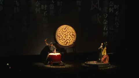 荷木HEMU丨2026AW「楚歌」上海时装周幕后花絮中国民乐与楚文化时装秀跨界融合绛州鼓乐传承人杨雷恒与琵琶演奏家俞冰联袂演绎《霸王卸甲》