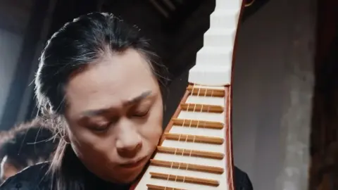九九重阳，秋声入弦。琵琶承古韵，吉他叙今风，合奏一曲《草木间》。弦生草木，心向清欢，愿岁岁安康，人间久安。#俞冰国风#琵琶王子#吴欢无不欢#吴俞伦比
