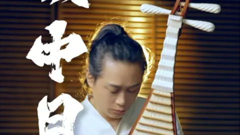 冬至，宜围炉，宜听雪。听一曲《城中月》，琵琶的清冷，是长夜覆上的薄霜，轮指的绵密，是思念盘绕的暖烟。今宵曲终人不散，静待光阴长一线。#城中月#冬至#琵琶#俞冰