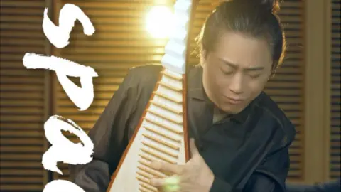 当琵琶温暖琴韵，遇上西方的《Despacito》。万圣节狂欢，此刻开场，跟着这魔性旋律，挨家挨户收糖果。#Despacito#万圣节#敦煌世博琵琶#荷木HEMU