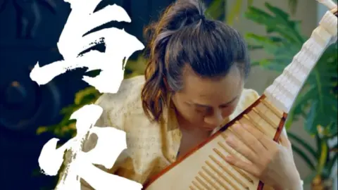 霜降，秋日最后的炽热宣言。是天地的一场“冰与火”的淬炼。轮指如霜落，琵琶弦上说清秋，与秋天告别。#冰与火#霜降#敦煌世博琵琶#荷木HEMU#国乐#琵琶