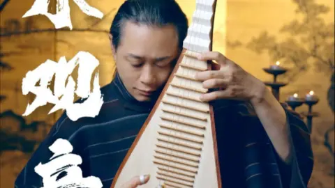 一曲《滴水观音》，以琵琶轮指点染泠泠水意，恰似檐角将凝未凝的霜露。未至凛冽得清寂，曾倾泻具丰神。这是小雪时分，天地写给人间的一首偈子。#滴水观音#小雪#琵琶
