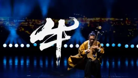 琵琶演奏《牛》，灵感来自藏族牧民与牦牛共生的温柔，以及斗牛场的力量对抗，探讨了人与动物人与自然的复杂关系。#俞冰#国乐琵琶#经典乐曲
