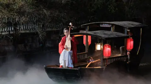 古镇、青砖、骑楼、流水，在赤坎华侨古镇的石板路上，所有的相遇都是久别重逢。上海民族乐团琵琶首席俞冰✘克罗地亚大提琴家安娜倾情演绎《刀剑如梦》，激起百年侨乡回响。