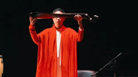 《酒歌》选自琵琶武套古曲《十面埋伏》《霸王卸甲》