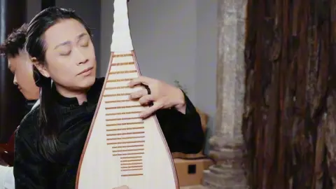 秋月，老屋，暮光。琵琶与吉他，一曲《草木间》。弦生草木，心向清欢。