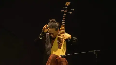 楚地有歌，衣以载之。荷木HEMU丨2026AW「楚歌」上海时装周幕后琵琶演奏《霸王卸甲》，让楚文化时装与民乐跨界共鸣。#荷木HEMU#上海时装周#俞冰