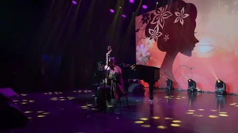 《女人花》Live in Shanghai. 🎵抚过琴弦，越过时光，风雨过后，依然盛放。今日宜听《女人花》，做自己的女王。