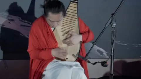 小年，人间初扫尘，万物待焕新传统意象也在指尖重新苏醒琵琶丝弦振处，非止摹其形，更见耕破冻土的倔强、蹄踏晨霜的铿锵除尘布新，听一首创新曲，迎一场万象更新