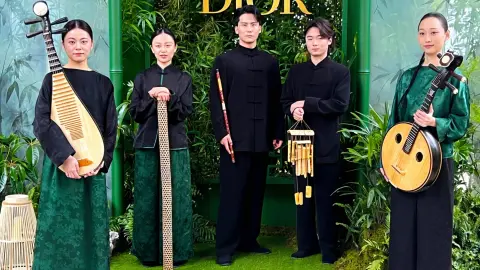 俞冰以制作人之名，邀你聆听一场来自东方的风雅对话。琵琶点染，中阮铺陈，中国笛为引，击打乐成趣。当四种乐器相遇，便有了《风和月丽》。#风和月丽#琵琶演奏家俞冰
