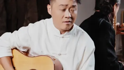 《嘉禾望岗》不只是一场告别更是每一个出门人奋斗的故事。愿我们在每一段追梦的路上聚散有时奋斗不止此去乘风前路可期@吴欢无不欢#俞冰#吴欢#海来阿木#嘉禾望岗