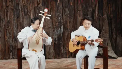 一中一西两件弹拨乐器，把词里的怅惘与祝福尽数诉说不必纠缠，无需挽留。你向南奔赴山海我留在旧日时光。万般心绪尽数交付琴弦。听过便懂，有些告别，唯有祝福。