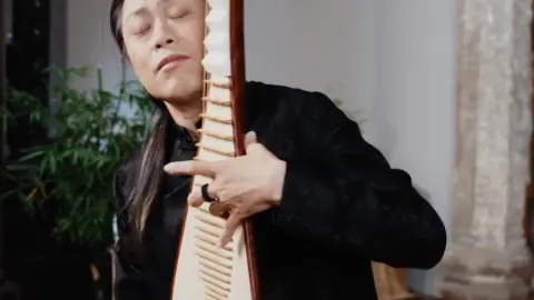 假期的尾巴，躲进老房子的光阴里。琴弦轻拨，把剩余的温柔，留给旧时光。🎐#俞冰国风#吴欢无不欢