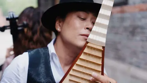 东方有东方的宛转，西方有西方的深沉。它们在同一个旋律里相遇，在这座人来人往的城市里，各自带着各自的孤独，擦肩，或者相望。@安娜鲁兹内尔AnaRucner