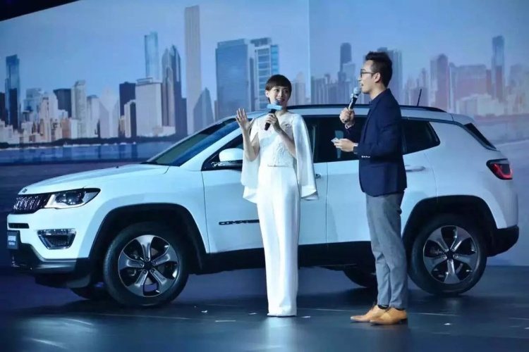 新车上市发布会主持 · 与搭档同台主持 SUV 车型发布环节